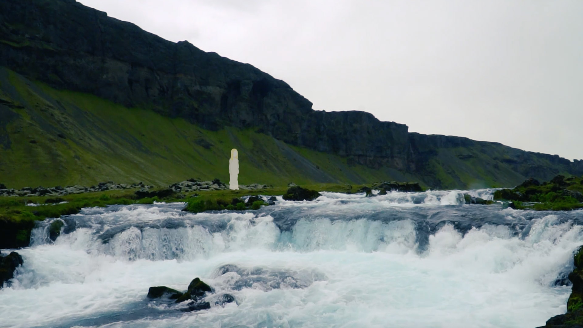 Une elfe au bord de l'eau