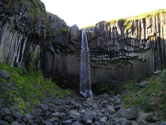 cascade et falaise de basalte en Islande