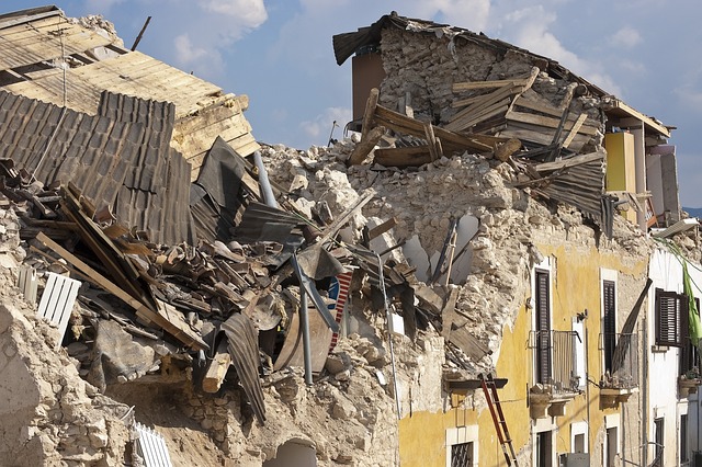 Maison effondrée à cause de tremblements de terre
