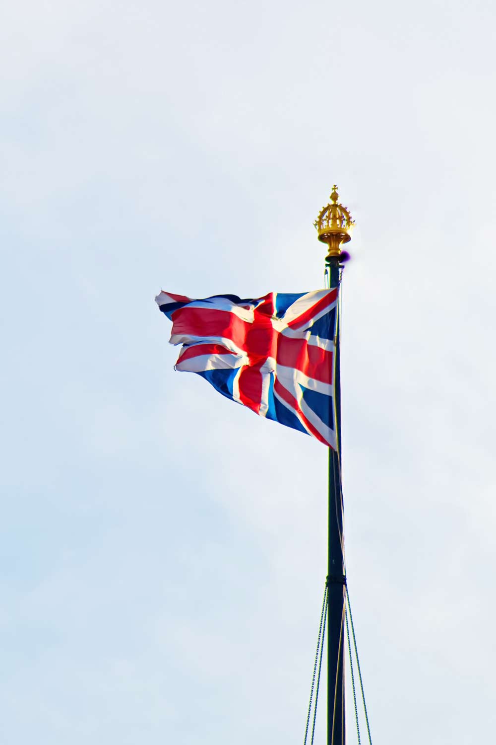 Drapeau anglais surmonté de la couronne, symbole de la monarchie britannique