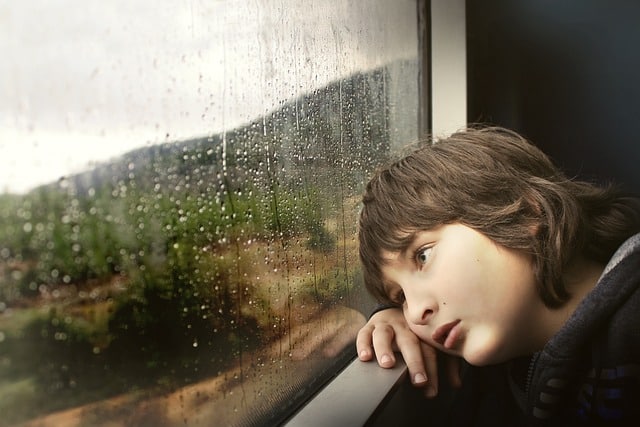 Enfant regardant par la fenêtre du train