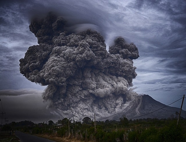 Eruption volcanique, nuage de cendres