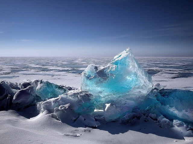 iceberg de couleur bleue