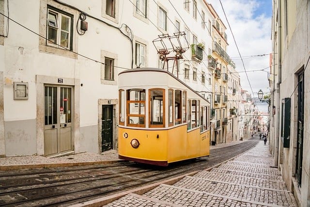 Tramway pour découvrir Lisbonne en famille